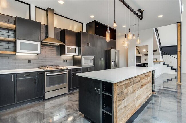 Building Photo - 612 S 58th Ct