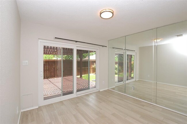Building Photo - 703 Flower Field Ct