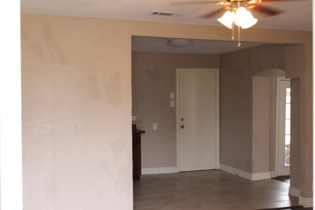 Building Photo - Ready to move in.....