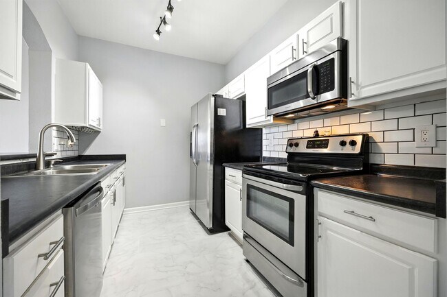 Building Photo - Bright Top-Floor Condo in Resort-Style Gated Community