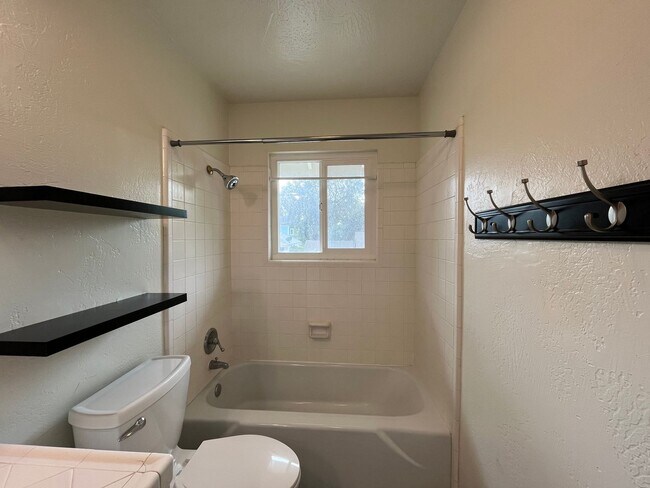 Building Photo - 1805 Oak St