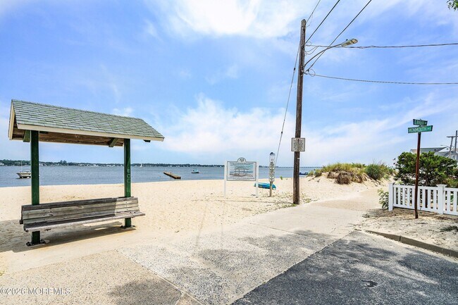 Building Photo - 616 Newport Ave