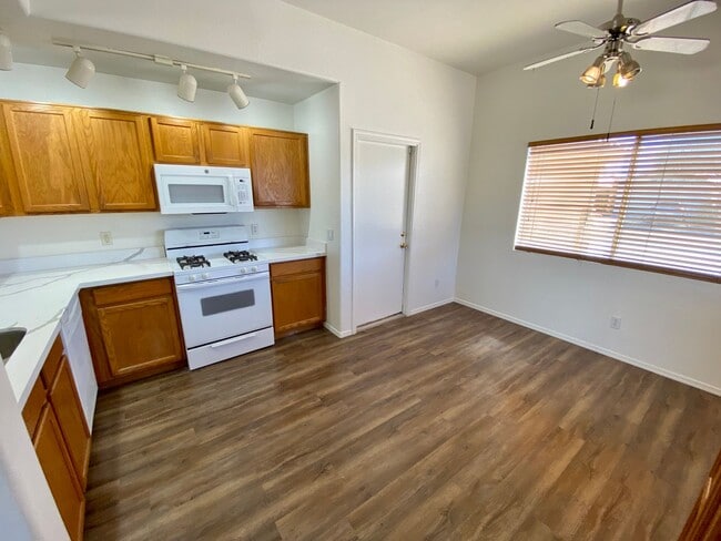 Building Photo - MOVE IN SPECIAL 3 Bed 2 Bath Corner Lot