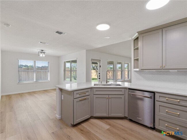 Building Photo - 1625 Sunnybrook Dr