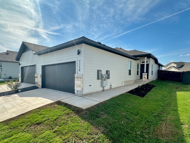 Building Photo - Luxury 3-Bed, 2-Bath in Emma Park!