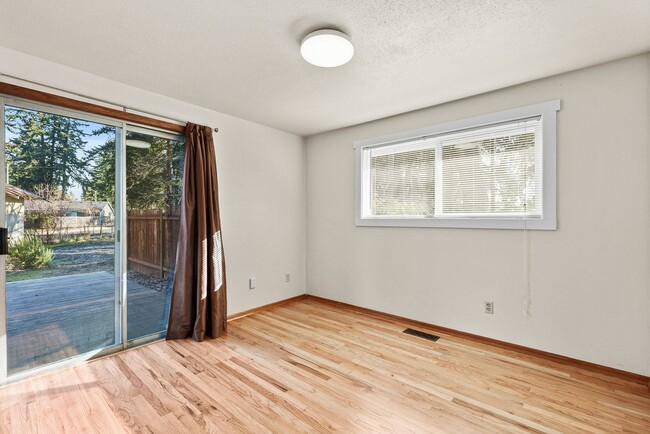 Building Photo - Charming 3-Bed Lakewood Home | Fully Updat...