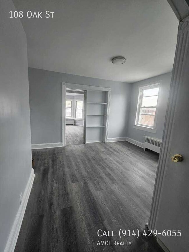 Building Photo - 108 Oak St