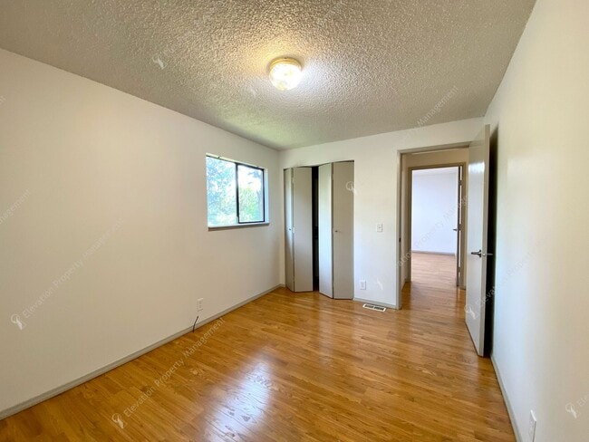 Building Photo - A Rare Find: Expansive NE Bend Home with E...