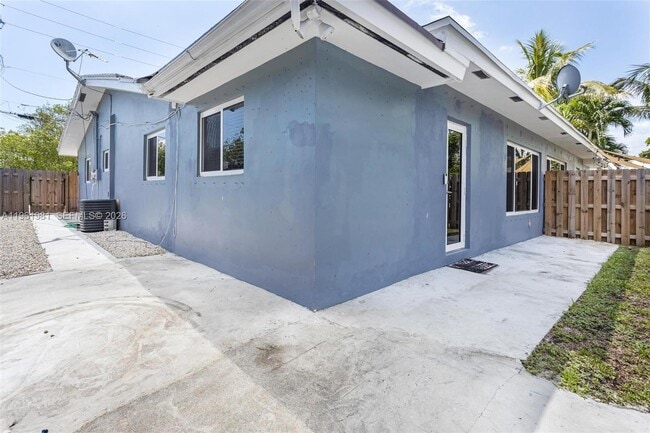 Building Photo - 3241 NE 17th Ave