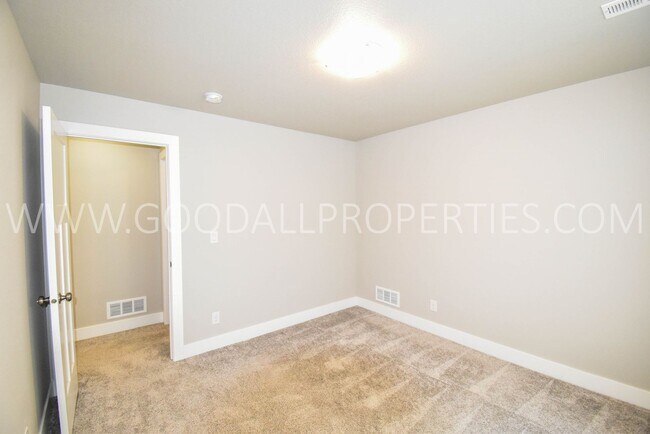 Building Photo - Modern Style Ranch, 3 bedroom 2.5 bath hom...