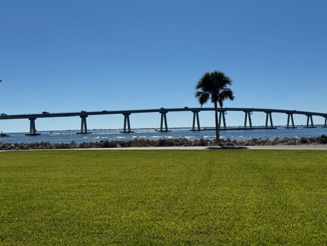 Building Photo - 2 bedroom 2 bathroom Seasonal in Punta Rassa