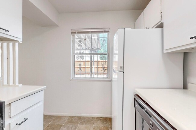 Building Photo - Cozy 3 Bedroom 1.5 Bathroom In NW Albuquer...