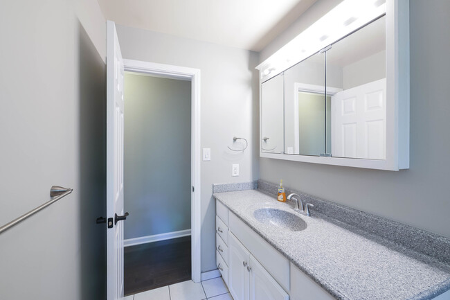 Building Photo - Renovated Singe Family Bi-Level near South...