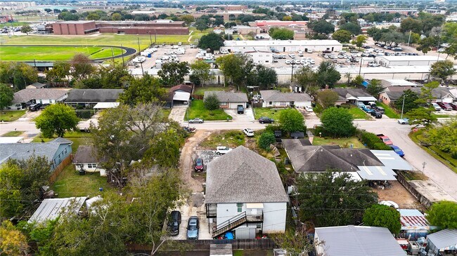 Building Photo - 4323 Continental Dr