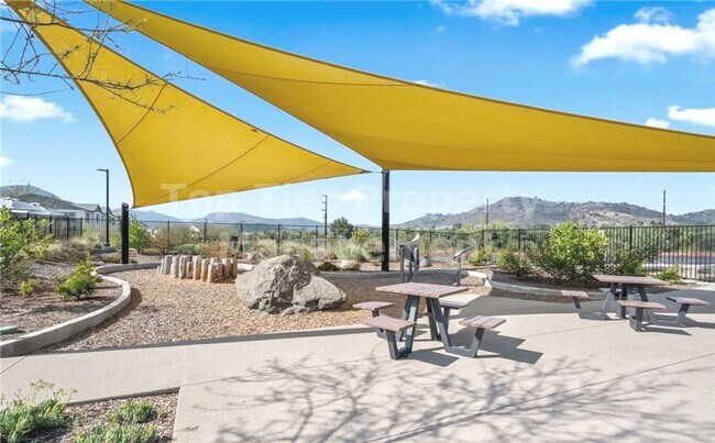 Building Photo - ***Gorgeous 2 bed / 2.5 bath / 1,083 sqft Townhouse in New Citro Community of Fallbrook - Availab...