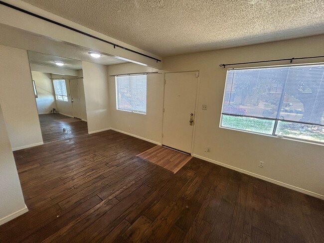 Building Photo - One Bed One Bath Easy Living Condo