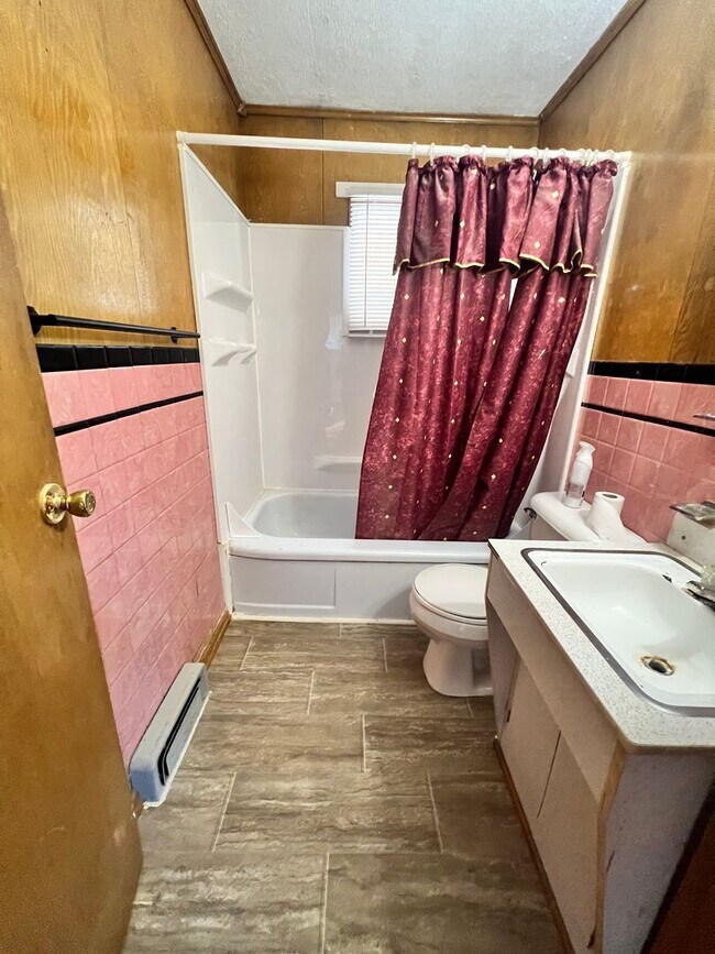 Building Photo - Nice S. Omaha House! 2 bed 1 bath, fully f...