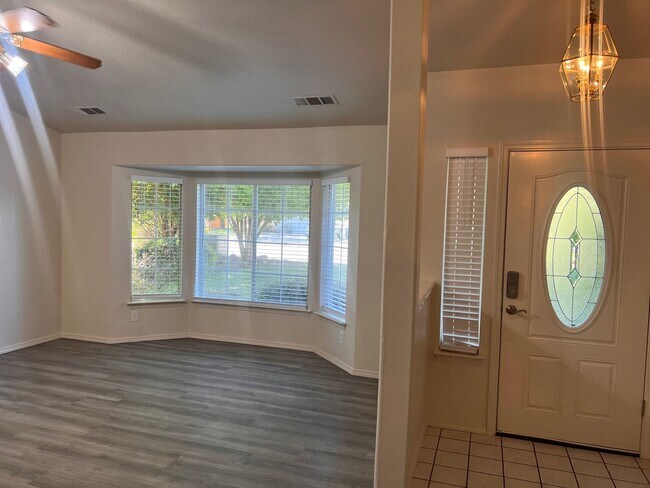 Building Photo - 4 Bedroom Home With Pool!