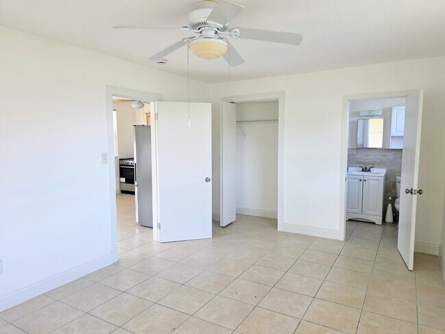 Building Photo - 6931 Hibiscus Ave S