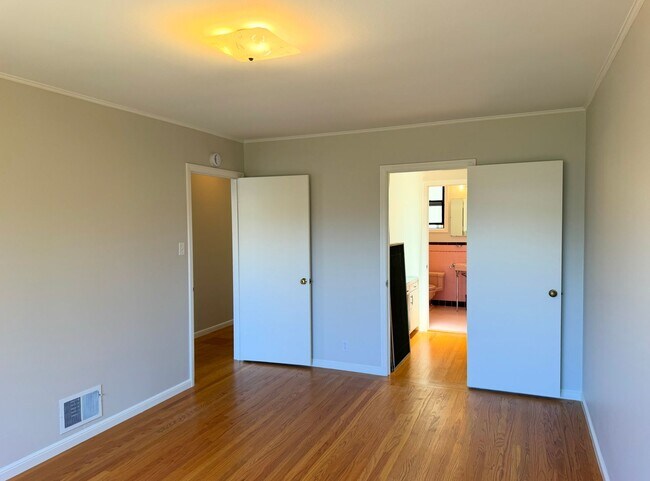 Building Photo - UPDATED HUGE SUNNY 2250sf 3BR+Den/1+2Half BA 2250sf Sunset/UCSF Home VIEWS AVAILABLE NOW