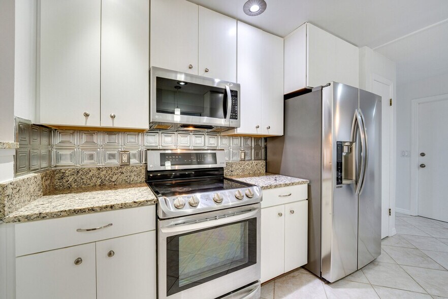 Building Photo - 8644 Sandberry Blvd