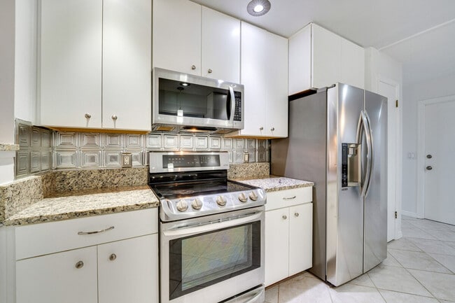 Building Photo - 8644 Sandberry Blvd