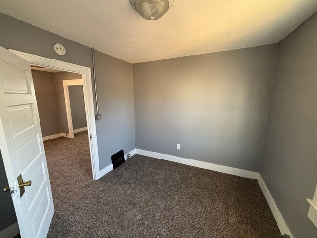 Building Photo - Updated 2-Bedroom Home on the West End of Council Bluffs