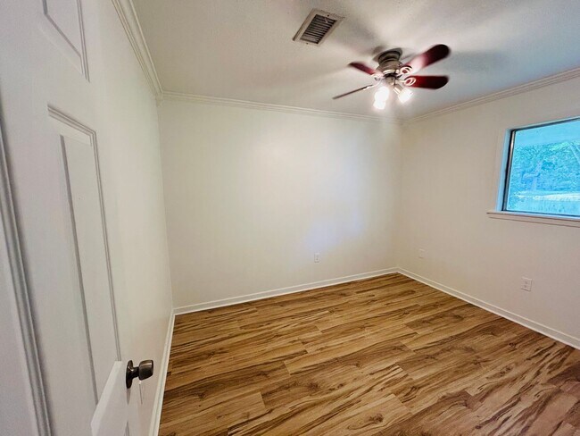 Building Photo - 810 Louis Wilson Dr