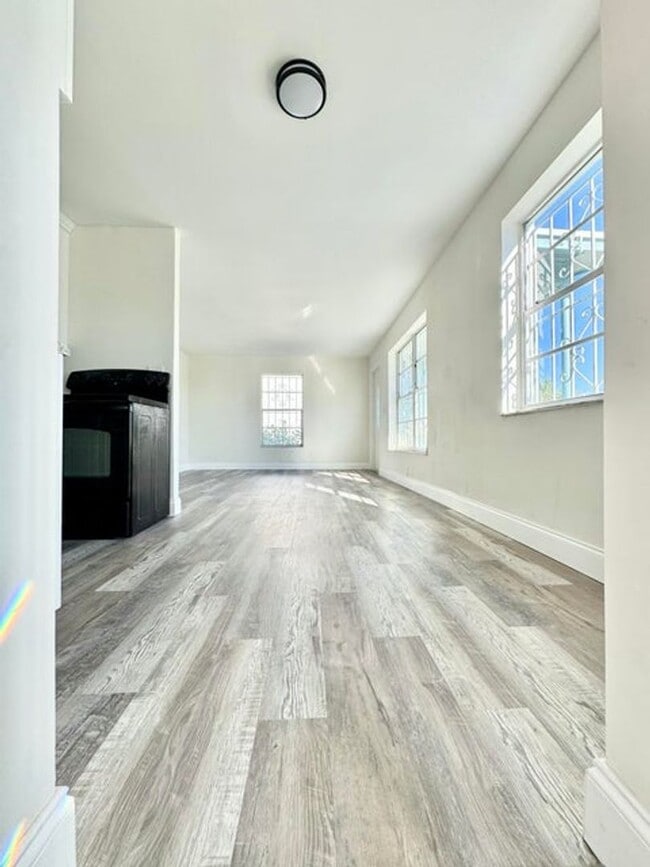 Building Photo - 1146 W 24th St