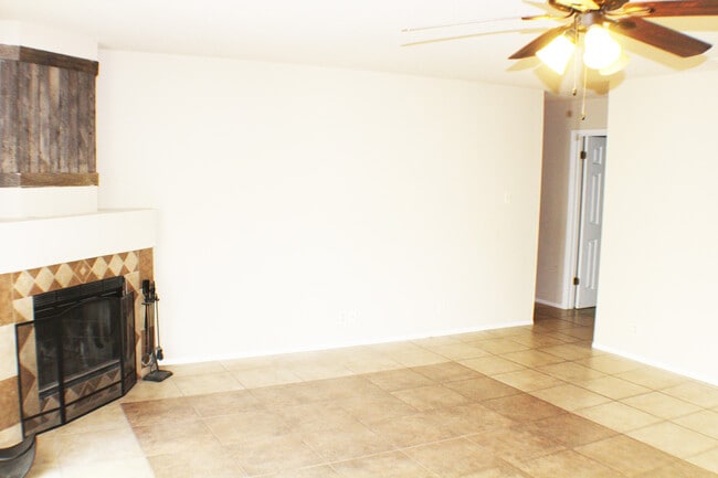 Building Photo - Lovely rental home near UTSA and USAA. Rea...
