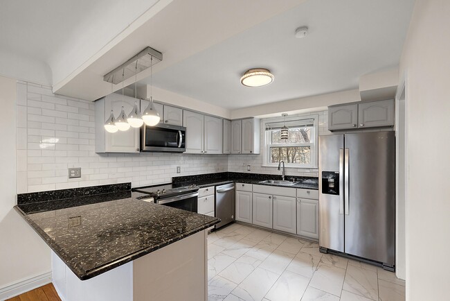 Building Photo - 2046 Yorkshire Rd