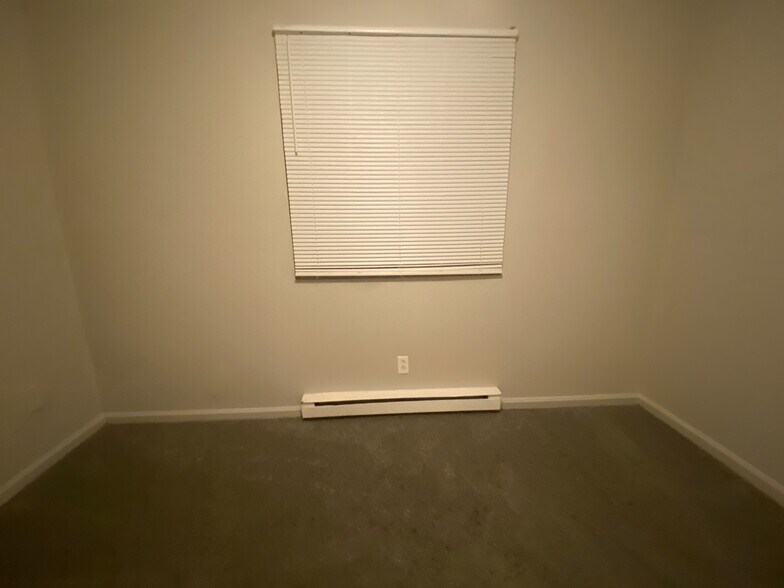 Building Photo - Room in Condo on Alamance Church Rd