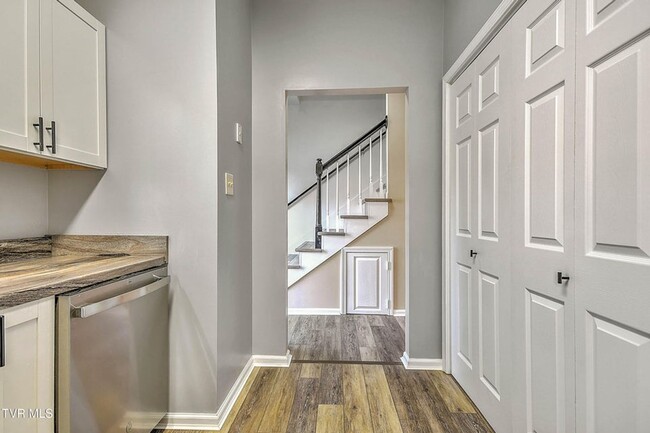 Building Photo - 2 Bedroom 1.5 Bath Townhome for Rent