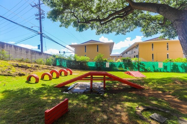 Building Photo - Sunset Lakeview - Fully renovated 3 bedroom, 2 bath on lower floor comes with tandem parking for ...