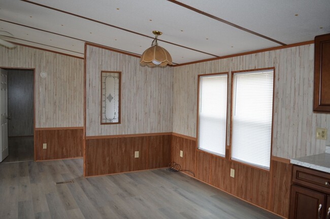 Building Photo - 3 Bedroom 2 Bathroom Mobile Home