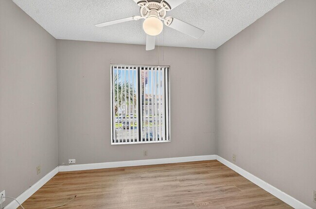 Building Photo - 805 Sky Pine Way