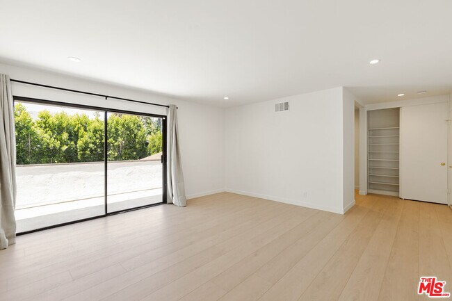 Building Photo - 4933 Collett Ave