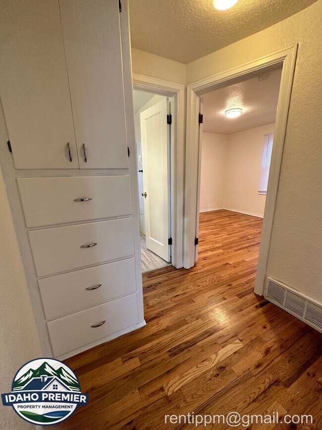 Building Photo - 709 N Stanley St