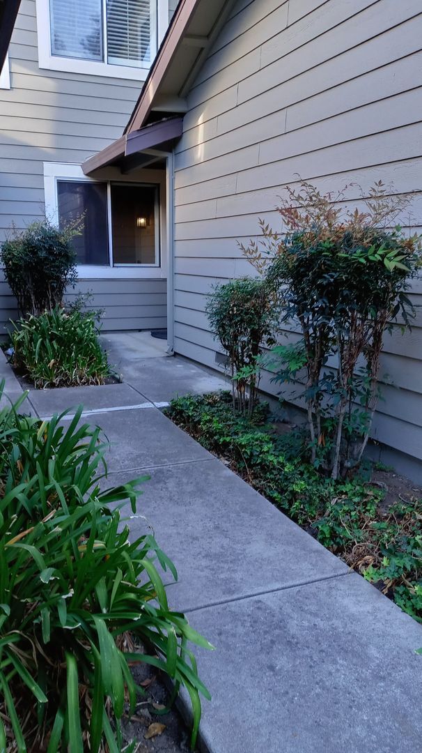 Building Photo - Large 2-story 2 Bedroom Townhouse w/Garage...