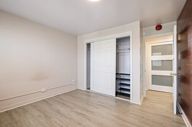 Building Photo - 2 Bed / 1 Bath 1 Parking , Community Pool , Electricity, Water, Sewer & Gas Included, Secured Bui...