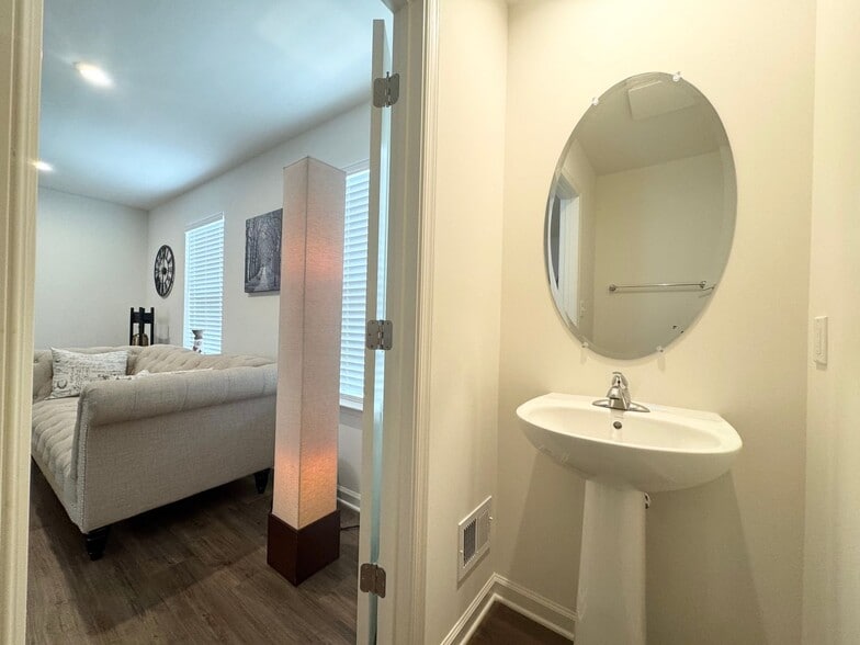 Building Photo - 229 Clifton Mnr