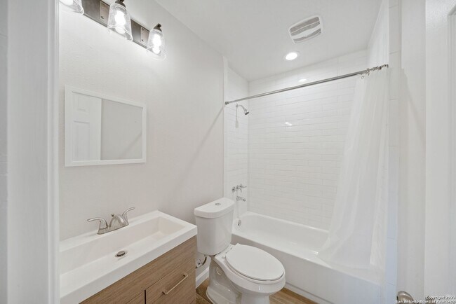 Building Photo - Charming Home Awaits: Spacious & Modern Li...