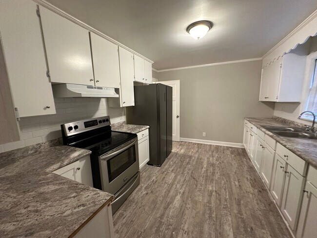 Building Photo - Spacious home