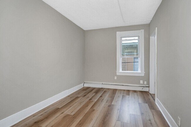 Building Photo - 50 1/2 Common St