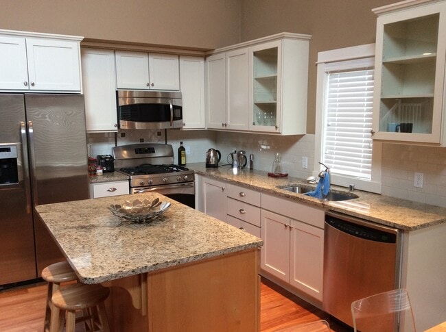 Building Photo - Newer home in Downtown Langley