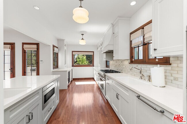 Building Photo - 1039 Hi Point St