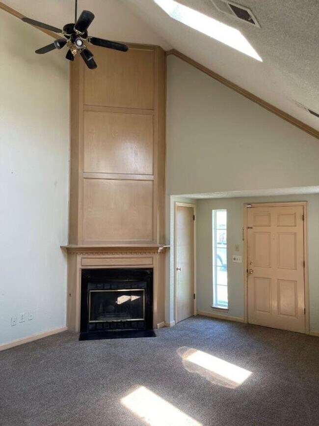 Building Photo - Rare 4 bedroom 2 bath in Moore Schools. 2 ...