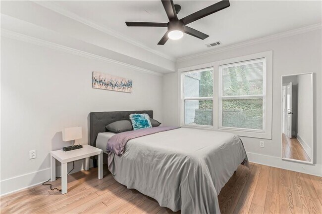Building Photo - 1129 Graymont Dr SW