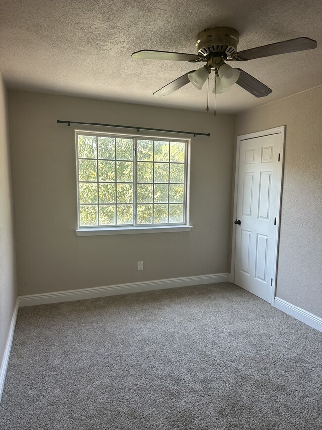 Building Photo - 701 Meadow Top
