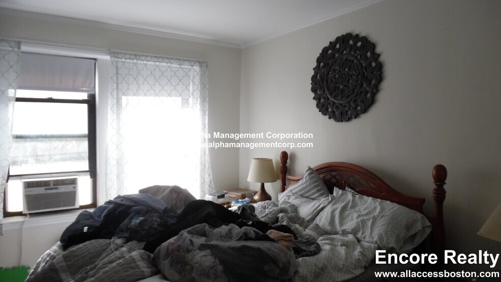 Building Photo - 349 Pleasant St